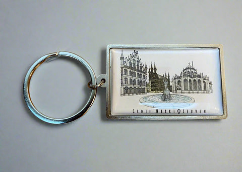Metal keyring with a rectangular charm featuring an illustrated view of Leuven’s Grote Markt, including the Town Hall, Fonske fountain, and Saint Peter’s Church