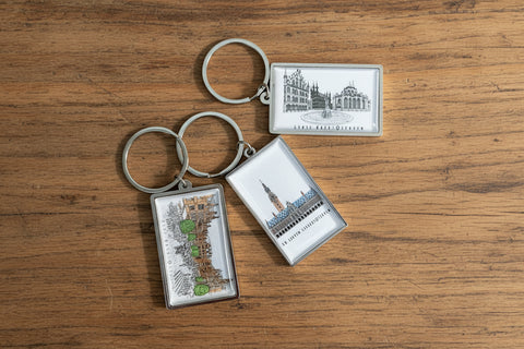 Metal keyring set with a rectangular charm featuring an illustrated view of Leuven’s famous landmarks.