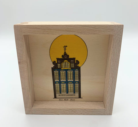 A decorative wooden accessory featuring an illustration of a historic Flemish house from Grote Markt, Leuven. Designed by Aslı Tezcan, this FSC-certified natural wood piece captures the charm of the city’s architectural heritage