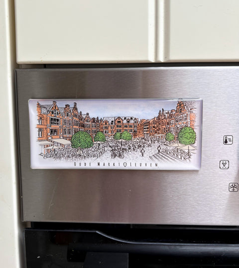 Bring home the charm of Oude Markt with this beautifully designed epoxy fridge magnet. Featuring a glossy, durable finish and a detailed illustration of one of Leuven’s most iconic squares, this magnet is the perfect way to add a touch of the city to your fridge, office board, or any magnetic surface.