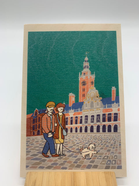 A decorative wooden accessory featuring an illustration of a couple strolling through Ladeuzeplein, one of Leuven’s largest squares.