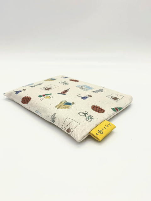 Handmade mini zipper pouch made from 100% cotton, featuring a pattern with small symbols representing Leuven. Compact and lightweight, perfect for storing keys, money, earphones, and other small essentials