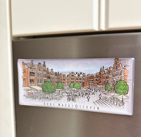 Bring home the charm of Oude Markt with this beautifully designed epoxy fridge magnet. Featuring a glossy, durable finish and a detailed illustration of one of Leuven’s most iconic squares, this magnet is the perfect way to add a touch of the city to your fridge, office board, or any magnetic surface.