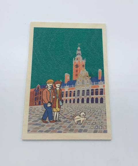 A decorative wooden accessory featuring an illustration of a couple strolling through Ladeuzeplein, one of Leuven’s largest squares.