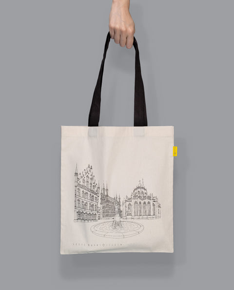 Canvas tote bag with black handles featuring a line art illustration of Leuven’s Grote Markt, including the Town Hall, Fonske fountain, and Saint Peter’s Church
