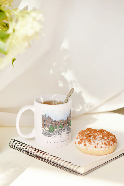 Ceramic mug featuring a contemporary design of Leuven’s Oude Markt. Durable, dishwasher and microwave safe, measuring 8 cm in diameter and 9.5 cm in height.