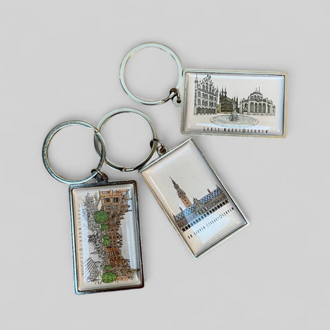 Metal keyring set with a rectangular charm featuring an illustrated view of Leuven’s famous landmarks.