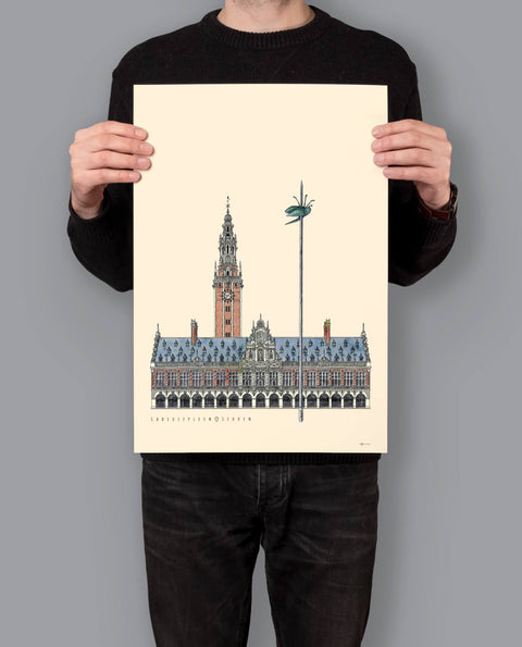 Illustrated print of Leuven’s Ladeuzeplein, featuring KU Leuven’s historic library and the striking Totem sculpture. Digitally offset printed on high-quality 170 gr/m² coated paper, available in two sizes (48x68 cm, 33x48 cm). A perfect keepsake for Leuven lovers."