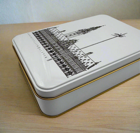 Elegant tin box featuring Leuven’s iconic landmarks – Old Town Hall, Ladeuzeplein, and Grote Markt. Made from durable tin metal, perfect for storing sweets, keepsakes, or small gifts. A stylish and versatile souvenir celebrating Leuven’s heritage. Ideal for gifting or personal use. 