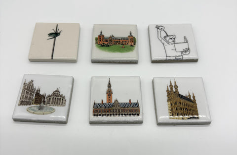 Ceramic fridge magnet set featuring Leuven Landmarks and LEuven Symbols . This high-quality, durable souvenir captures the city’s artistic charm, making it a perfect keepsake or gift.