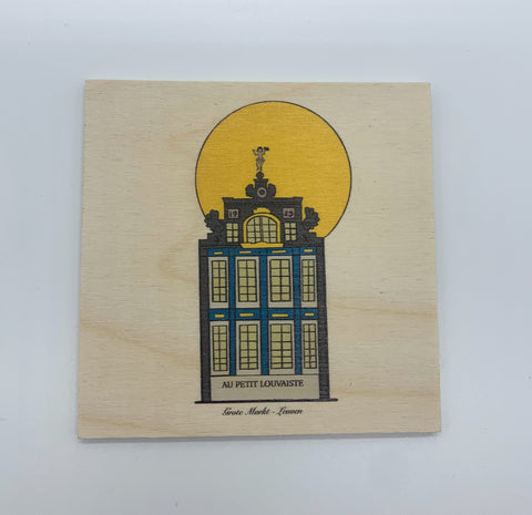 A decorative wooden accessory featuring an illustration of a historic Flemish house from Grote Markt, Leuven. Designed by Aslı Tezcan, this FSC-certified natural wood piece captures the charm of the city’s architectural heritage.