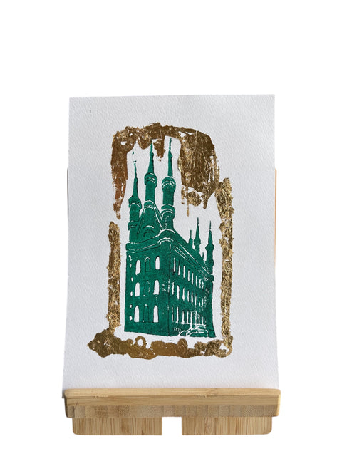 Hand-printed linocut artwork of Leuven’s Old Town Hall, designed and carved by Elise Declerck. Printed on 200g white paper (21 cm x 30 cm), each piece is unique due to natural variations in texture and the printing process.