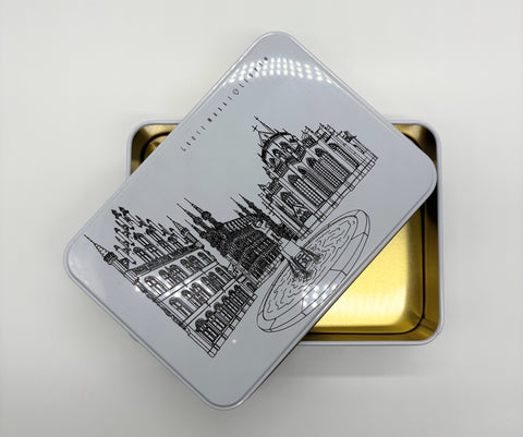 A rectangular metal tin box with a black line of art illustration of Leuven’s Grote Markt features the Town Hall, Fonske fountain, and Saint Peter’s Church on the lid.