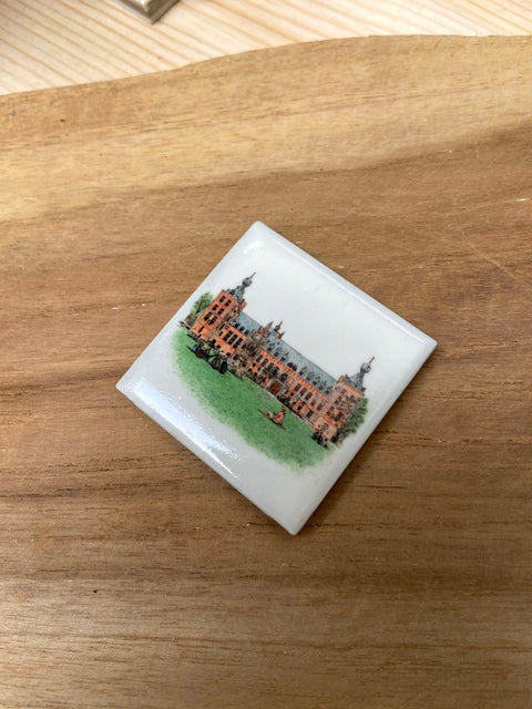 A square ceramic fridge magnet featuring Arenberg Castle, Leuven. This high-quality, durable souvenir captures the city’s artistic charm, making it a perfect keepsake or gift.