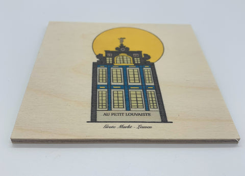 A decorative wooden accessory featuring an illustration of a historic Flemish house from Grote Markt, Leuven. Designed by Aslı Tezcan, this FSC-certified natural wood piece captures the charm of the city’s architectural heritage