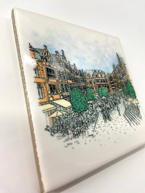 Stylish ceramic coaster featuring Oude Markt.  Leuven’s iconic place. Made from durable ceramic with a soft EVA backing to protect surfaces. Perfect for home, office, or as a unique Leuven souvenir. Square design (10 x 10 cm), ideal for cups and mugs. A must-have keepsake for Leuven lover Gift Gift
